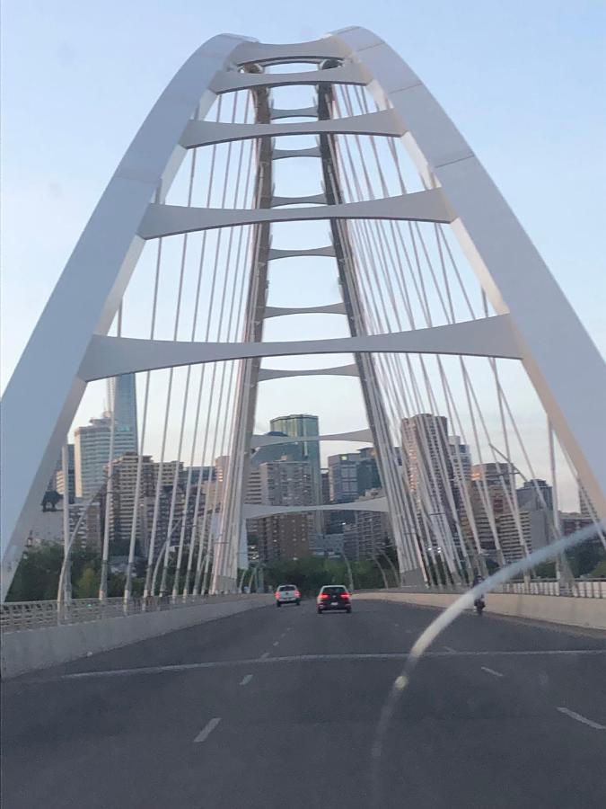 Downtown River Valley Bachelor Suite Condo, Non Smoking, 12 Inches Queen Bed, Beautiful Minimalist, Very Convenient Every Where Edmonton Exterior foto